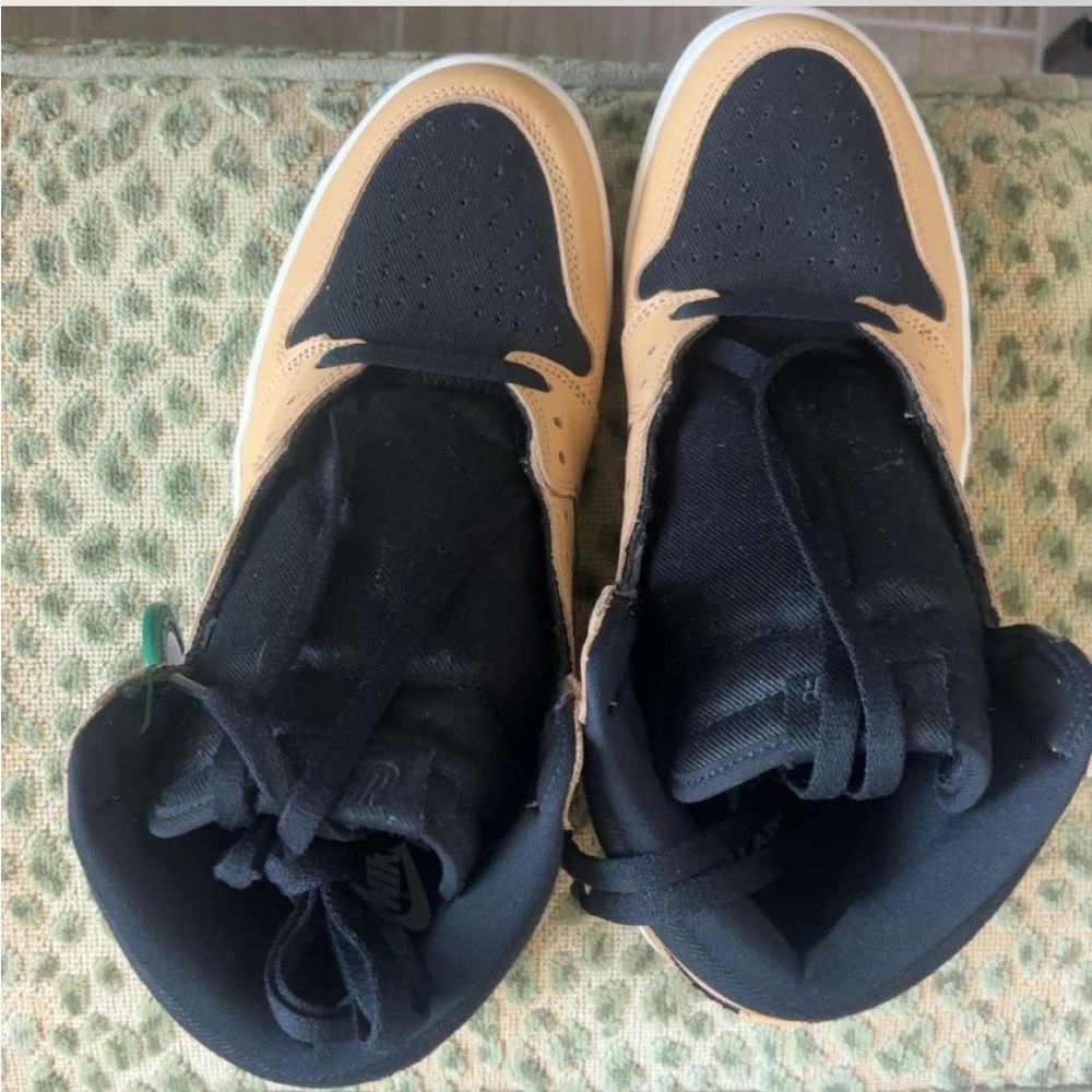 Stylish Black and Tan Men's Sneakers